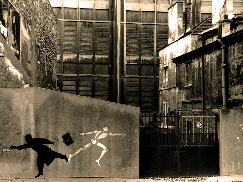 C'est une vieille photo argentique développée en ton sépia dans mon labo. Elle a été prise au début des années 90 dans le 13ème, derrière les grands moulins. Le quartier a beaucoup changé depuis. Tout les vieux bâtiments ont été rasés on ré-habilités. Cet endroit est devenu très impersonnel et sans âme.