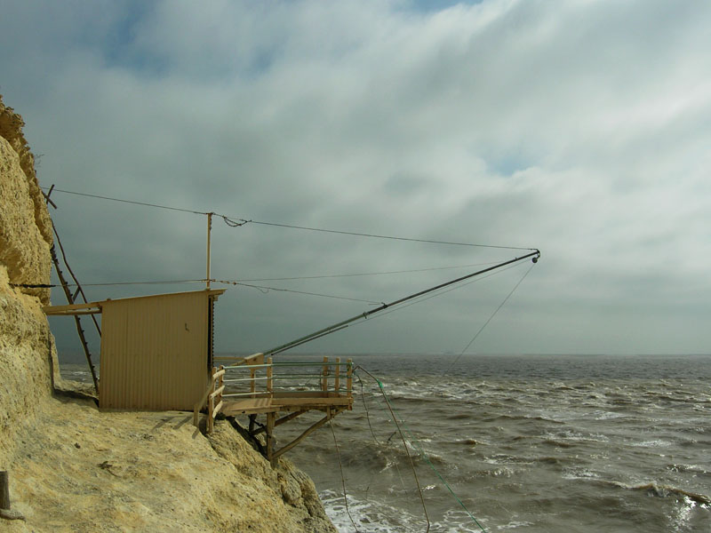 Carrelet de pécheur accroché à la falaise à l'entrée de l'estuaire de la Gironde. Une frêle échelle en branchages permet de s'y rendre. A éviter par gros temps ! 