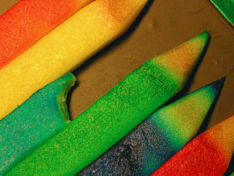 C'est bientôt la rentrée scolaire, voici de délicieux crayons ... en pâte d'amande ...